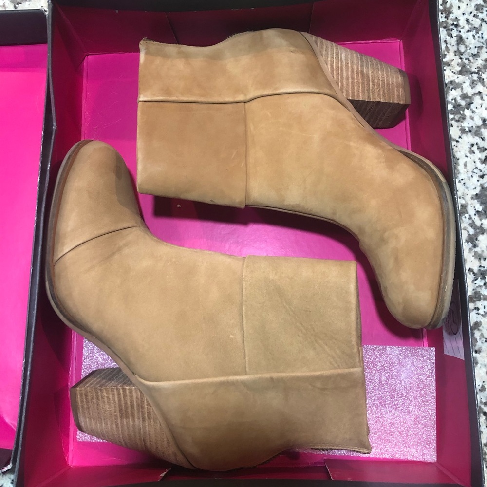 Vince Camuto Suede bootie - 7.5M